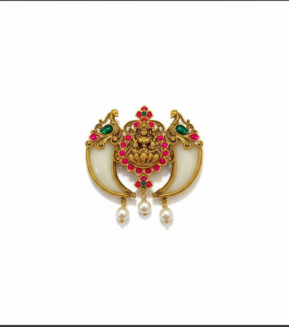 Antique-finish Gold Pendant, a Nagamani or Tiger Claw (Puligoru)