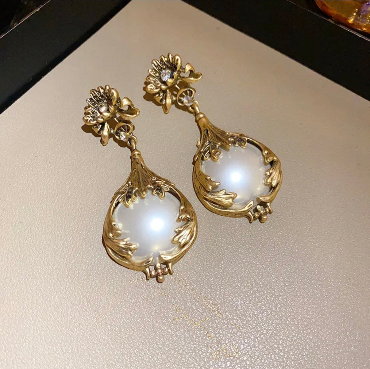 Regal Floral Pearl Necklace Set